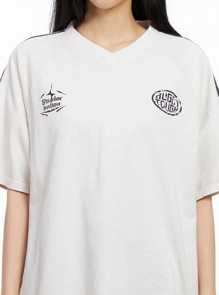 Relaxed-Fit V-Neck Graphic T-Shirt IG508