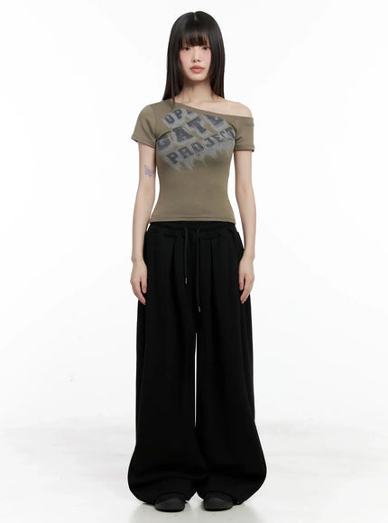 asymmetric-off-shoulder-graphic-top-il528