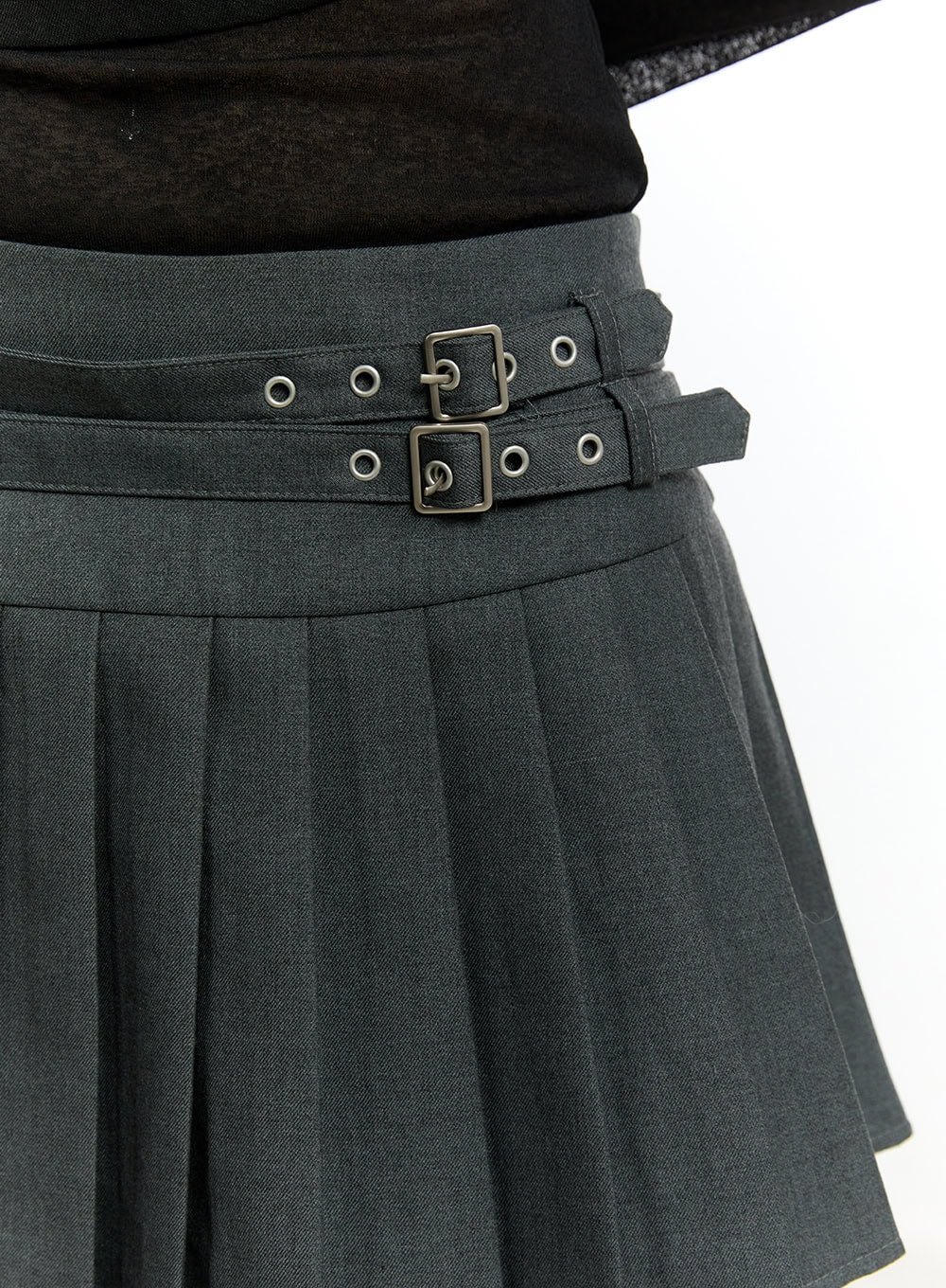 buckle-pleated-mini-skirt-cy501