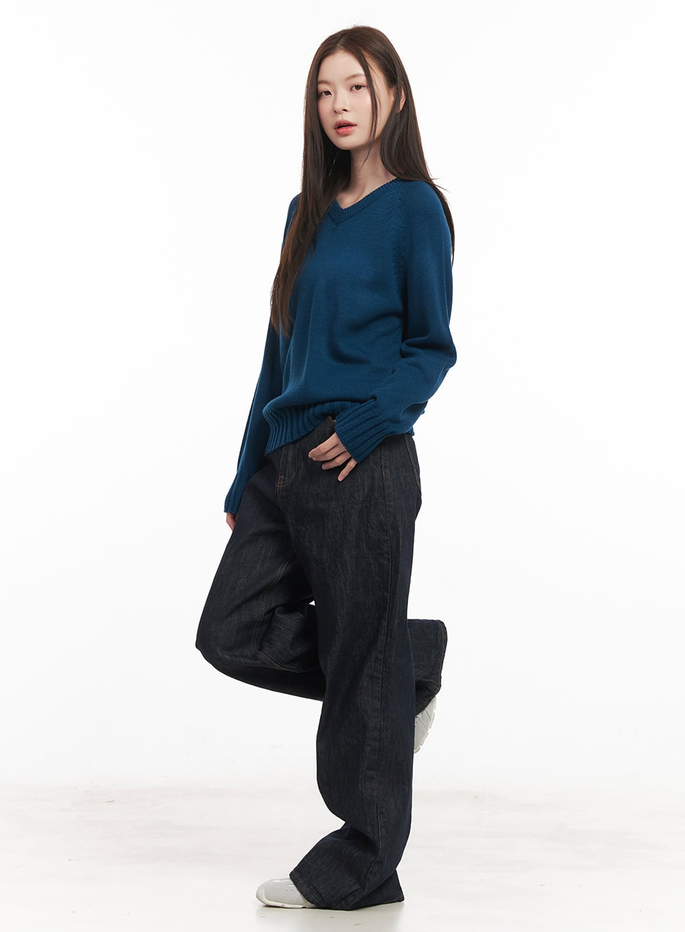 Basic Relaxed-Fit V-Neck Sweater CM512