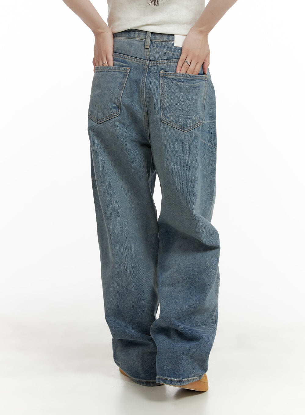 relaxed-washed-wide-fit-jeans-ca408