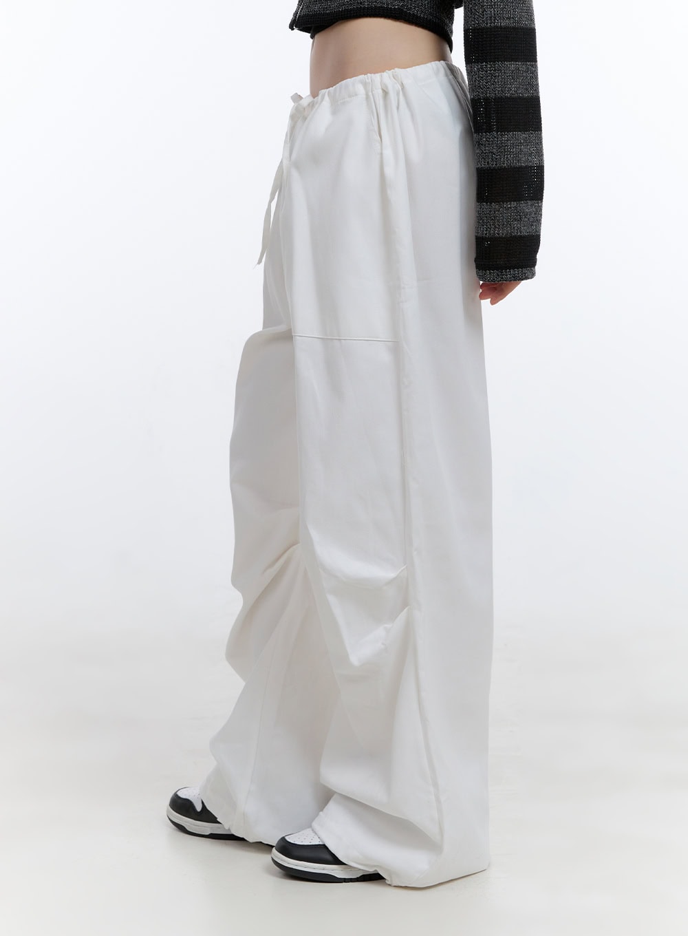 string-pocket-low-rise-wide-leg-pants-cg412