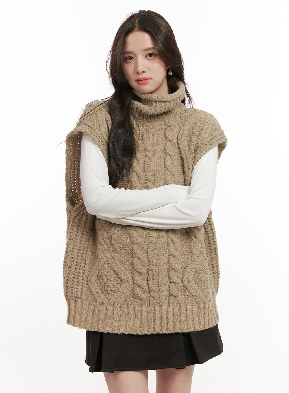 cable-knit-oversize-turtle-neck-vest-on429