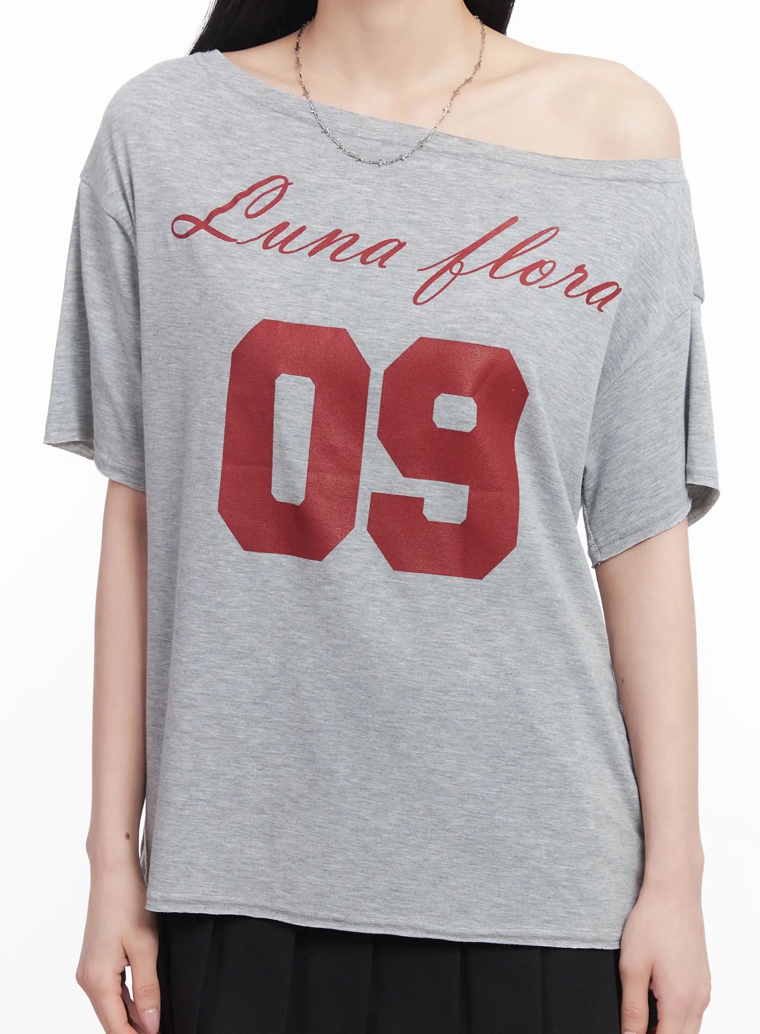 loose-fit-one-shoulder-graphic-tee-cu511
