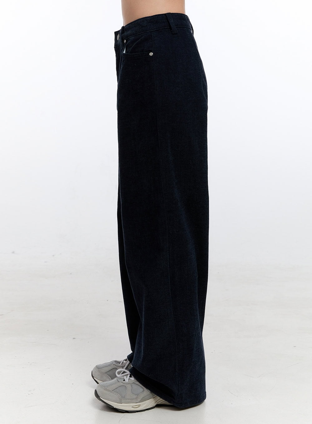 dark-blue-relaxed-fit-wide-leg-pants-on418