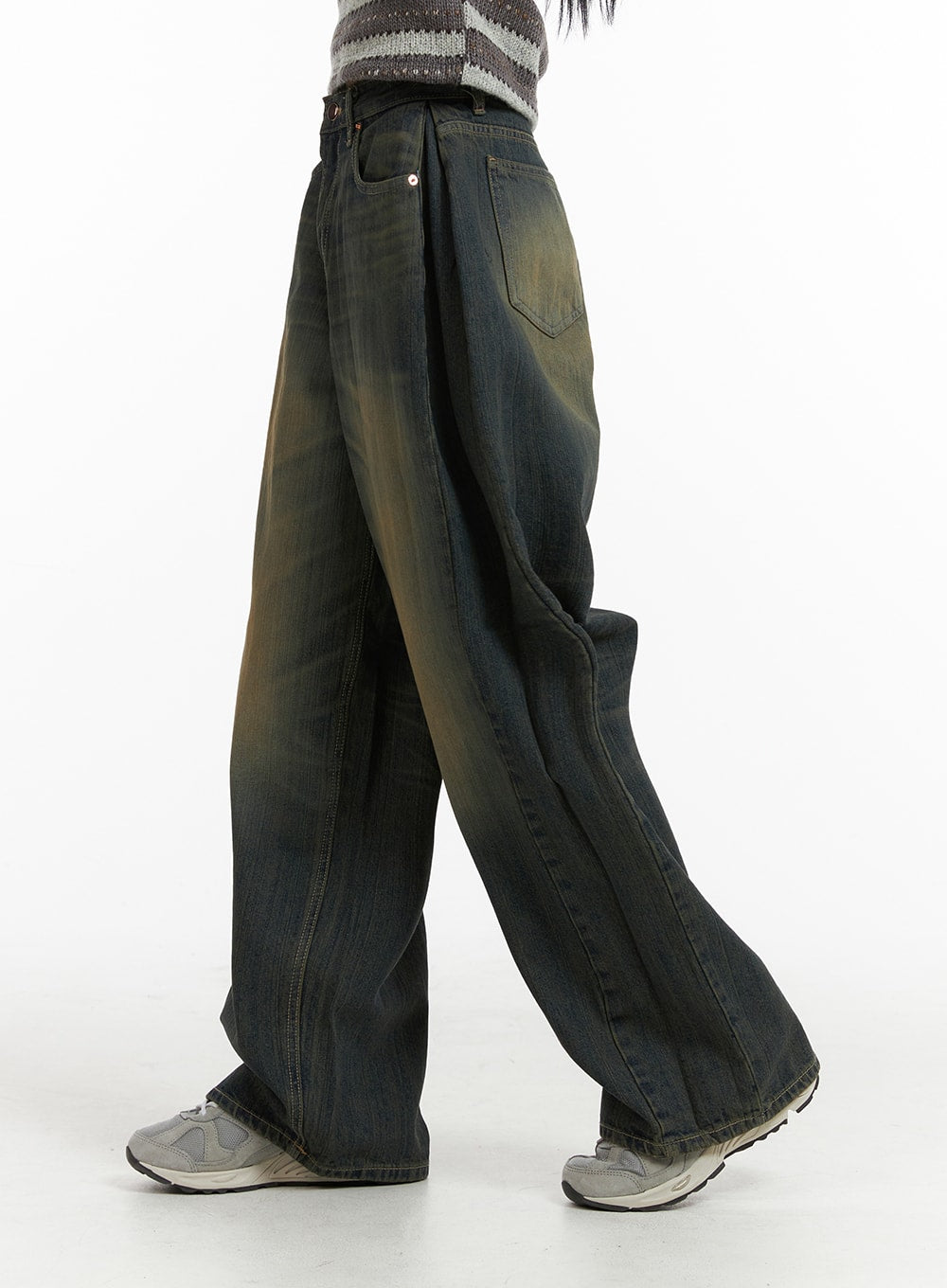 mid-waist-washed-button-wide-leg-jeans-cj411