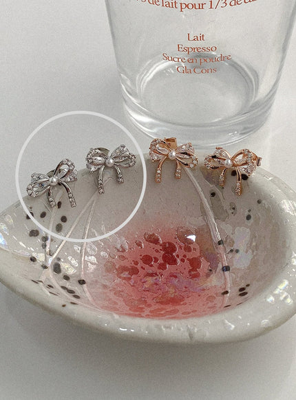 amour-ribbon-cubic-earrings-ia517 / Silver