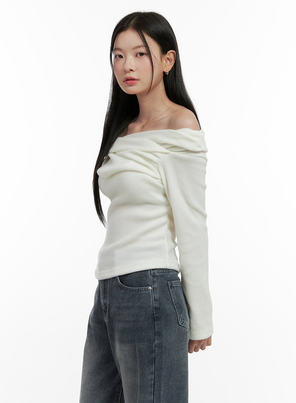 twist-off-shoulder-sweater-on408