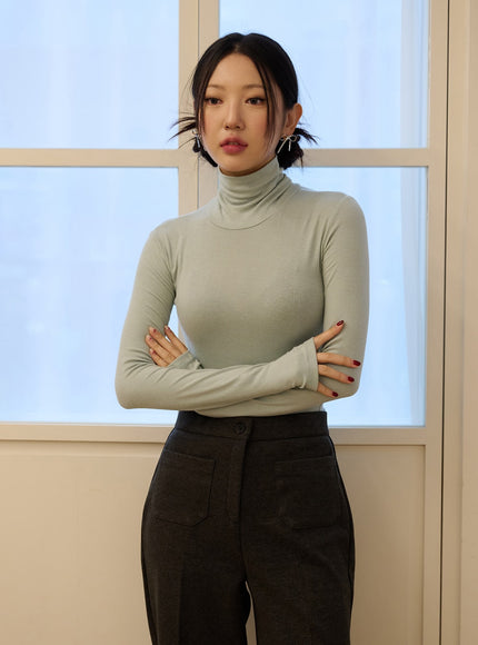 slim-fit-turtleneck-top-with-thumb-hole-sleeve-od327