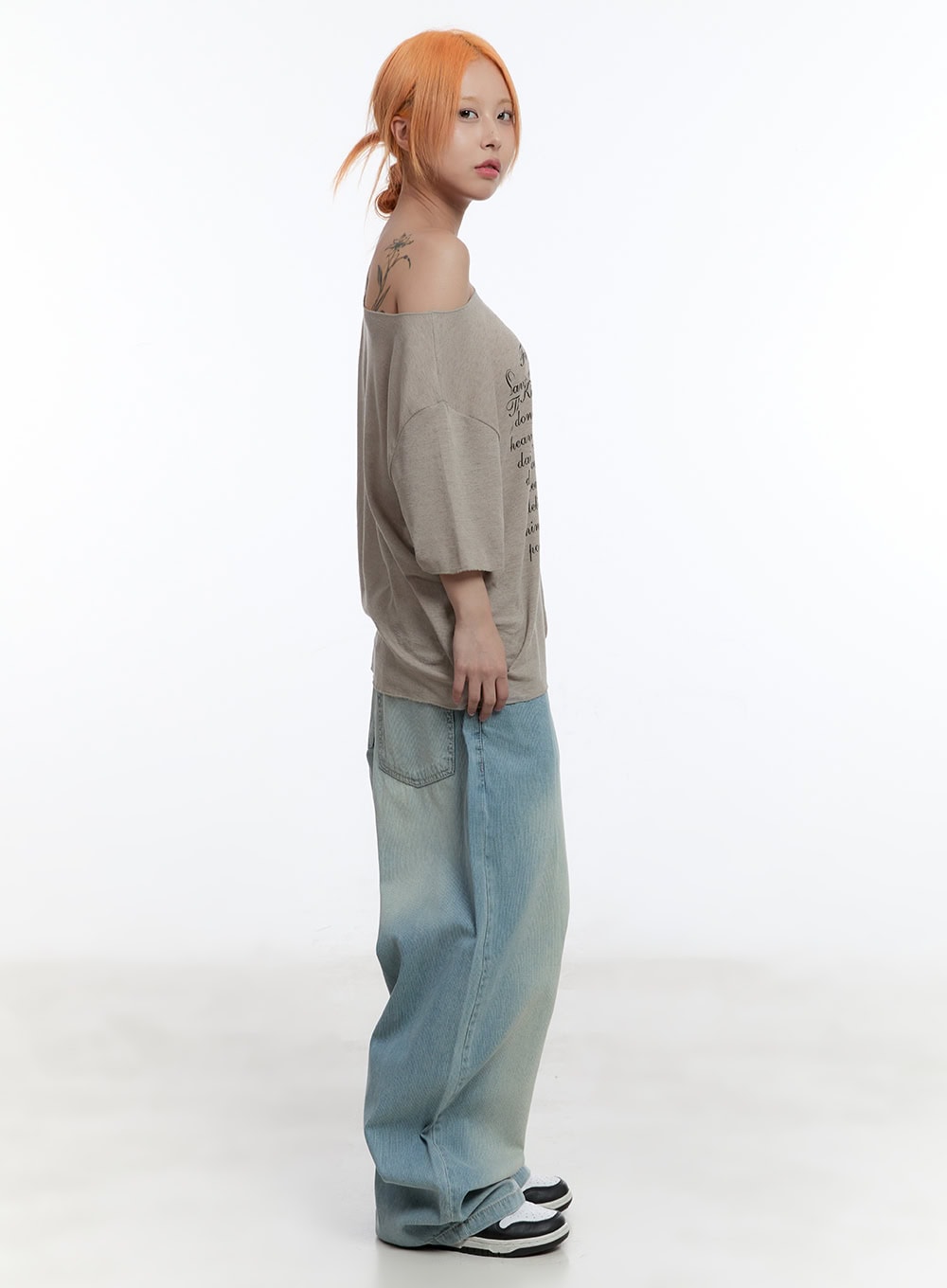 loose-fit-graphic-off-shoulder-tee-cu502