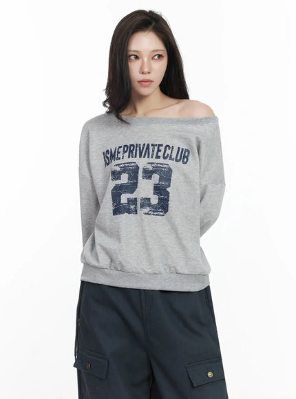 wide-neck-numeral-graphic-sweatshirt-ij528