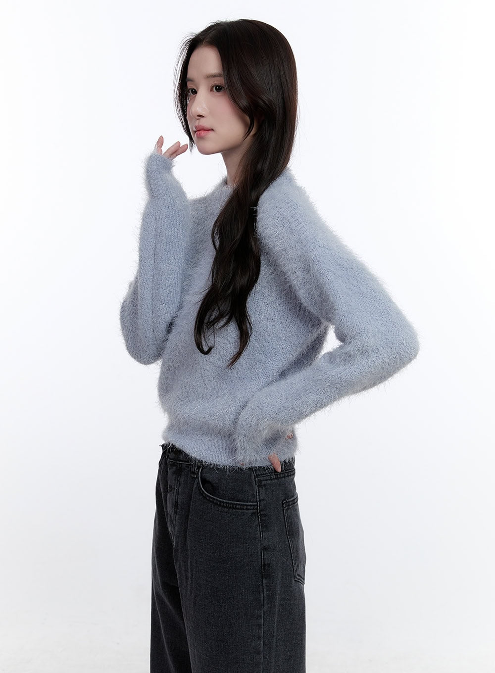 chic-cut-out-sweater-on418