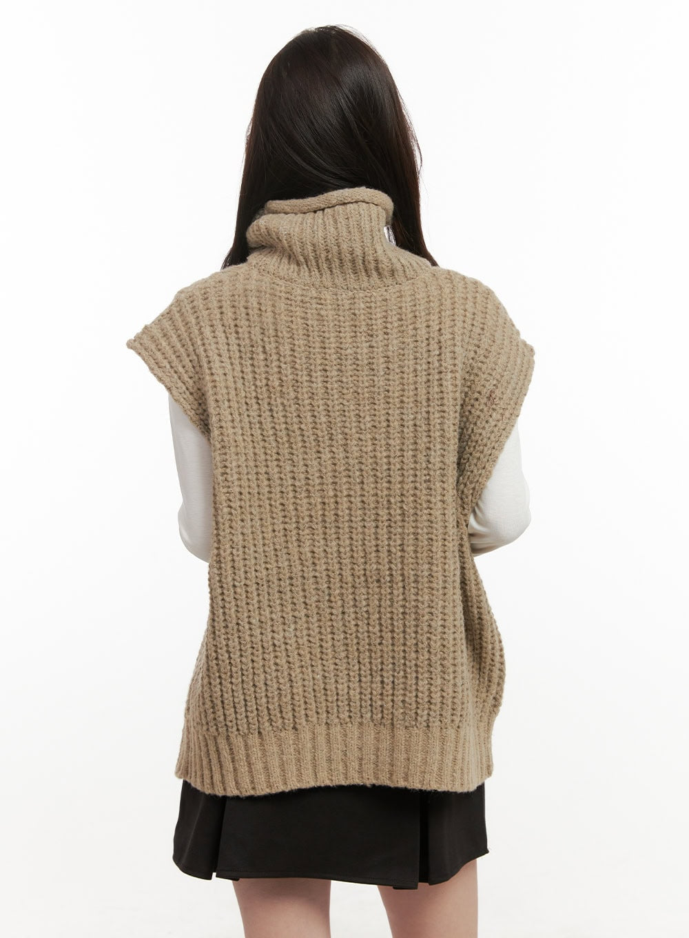 cable-knit-oversize-turtle-neck-vest-on429