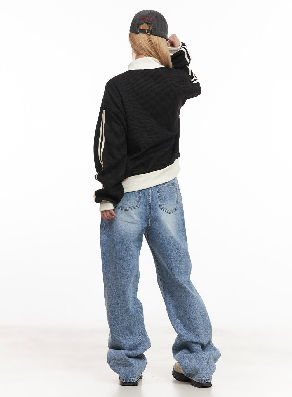 embroidered-knit-zip-up-track-jacket-cm506