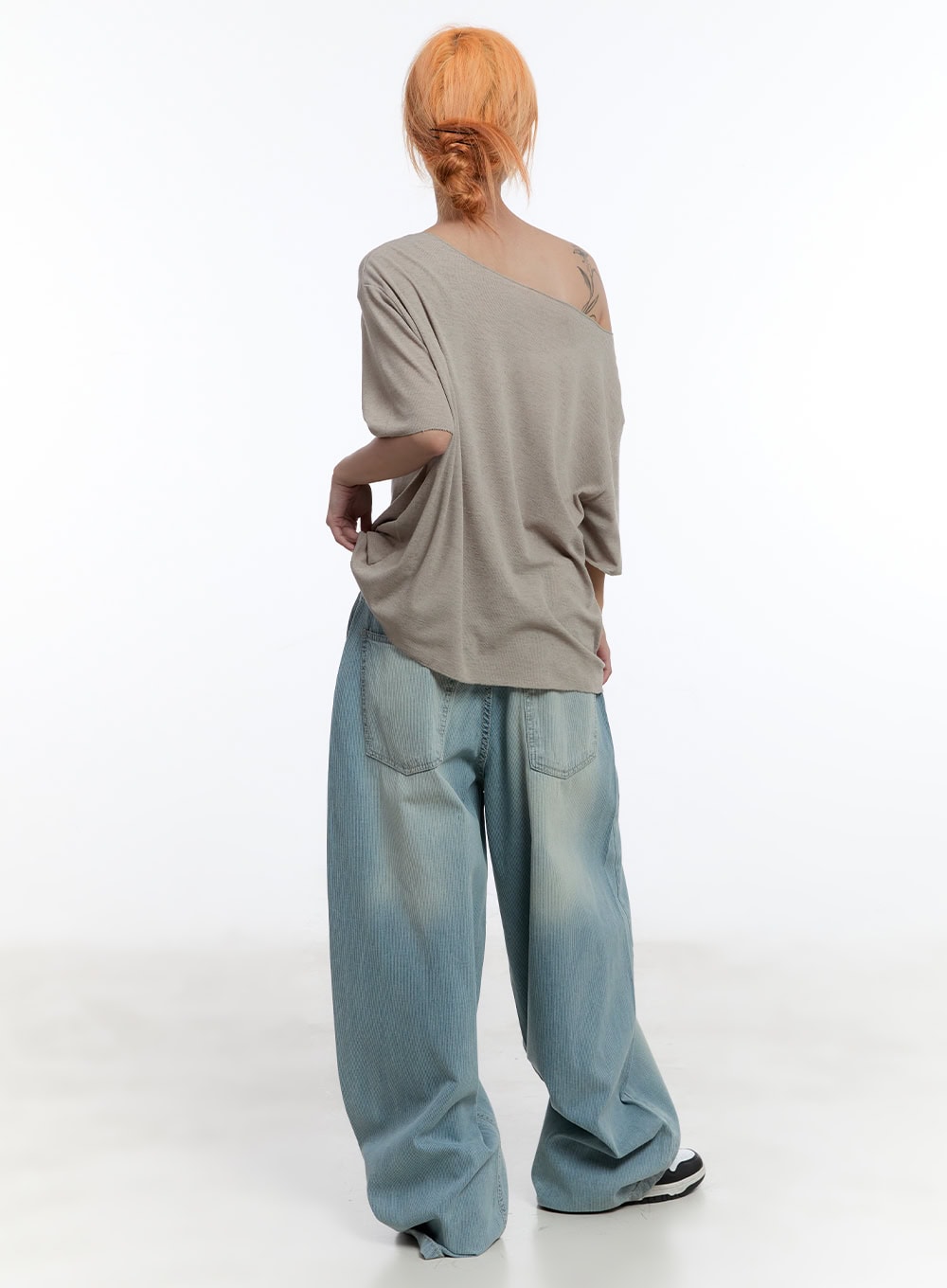 loose-fit-graphic-off-shoulder-tee-cu502