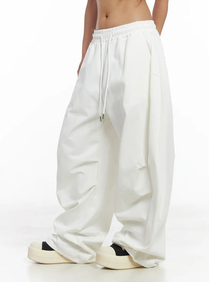 back-pocket-detail-white-pants-cj512