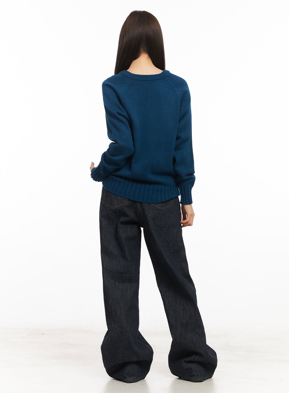 Basic Relaxed-Fit V-Neck Sweater CM512