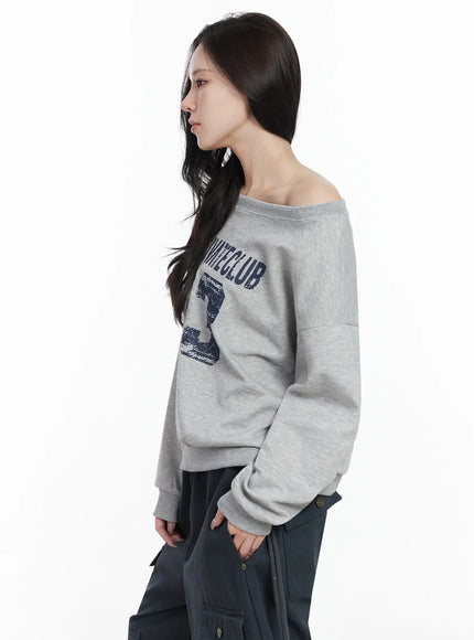 wide-neck-numeral-graphic-sweatshirt-ij528