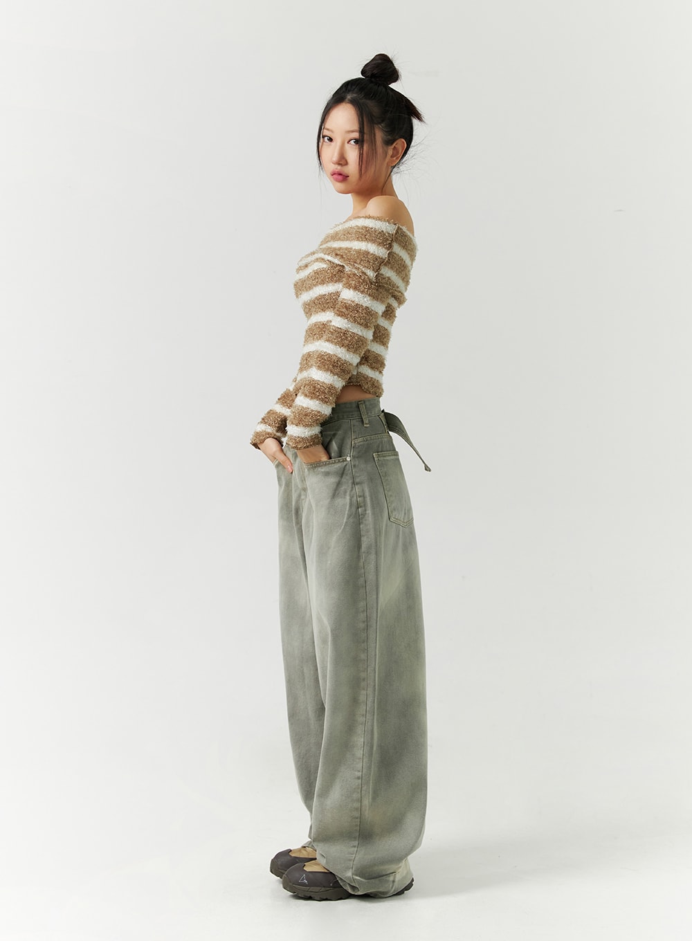 mid-rise-wide-leg-jeans-cd301