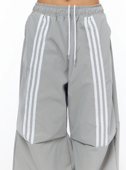 wide-leg-athletic-pants-with-stripe-detail-ca516