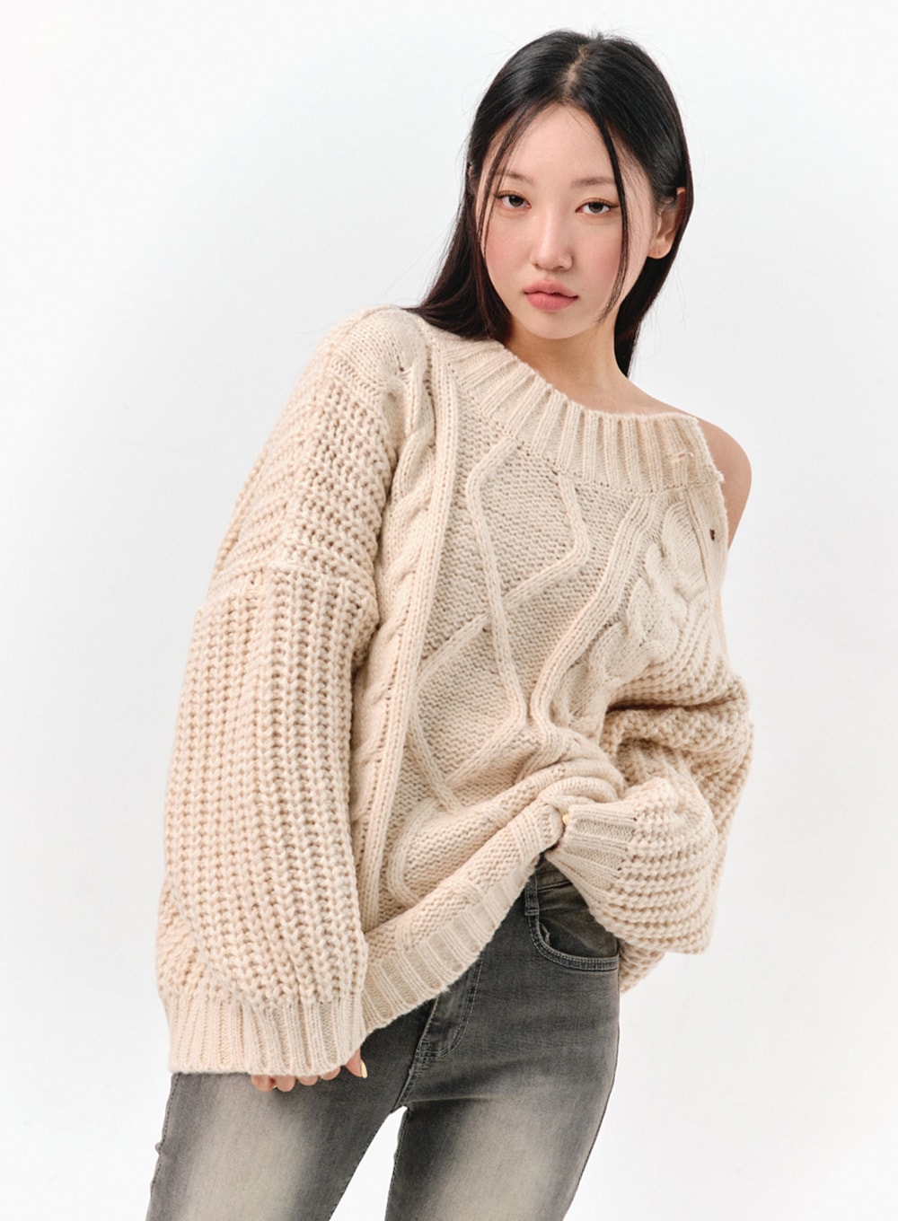 cable-knit-buttoned-sweater-is301