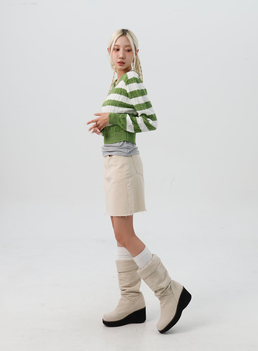 striped-v-neck-sweater-is307