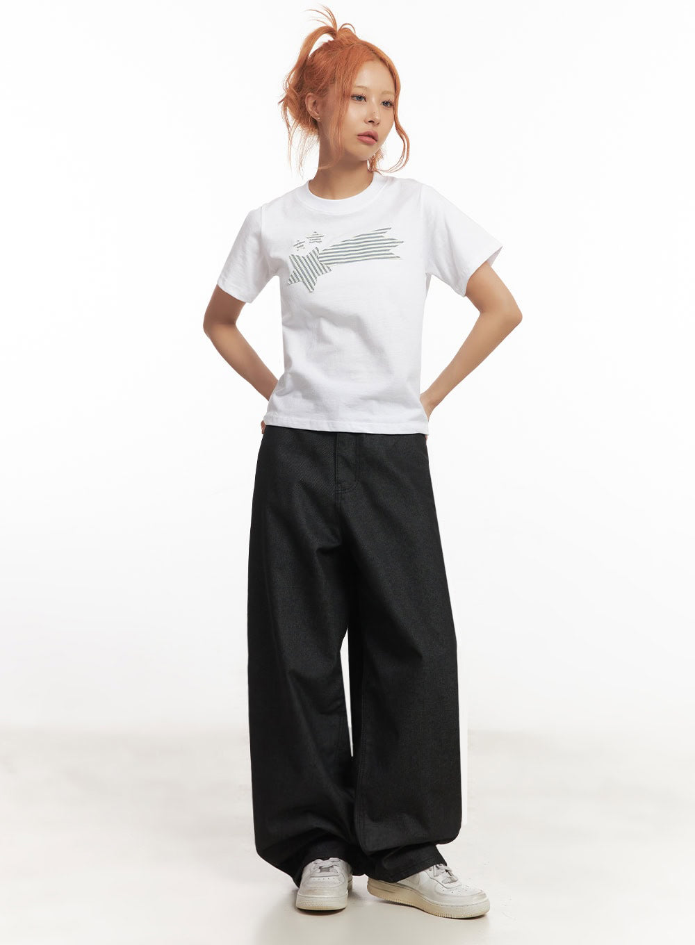 graphic-star-crop-top-ia515