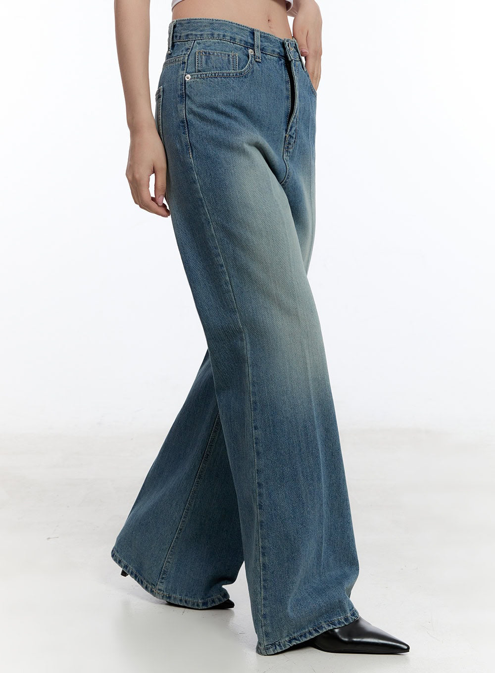 aliya-washed-bootcut-jeans-iu503