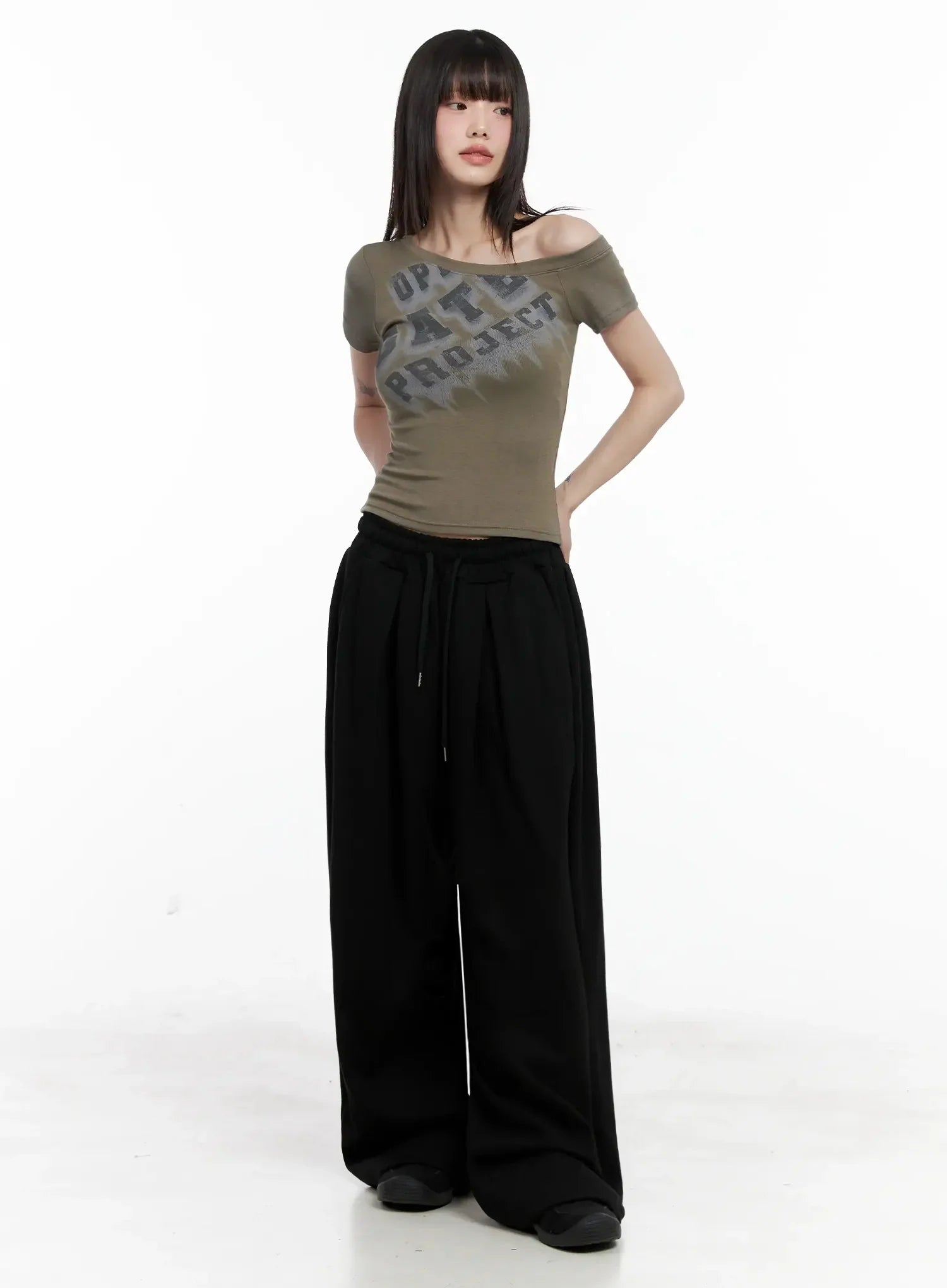 asymmetric-off-shoulder-graphic-top-il528