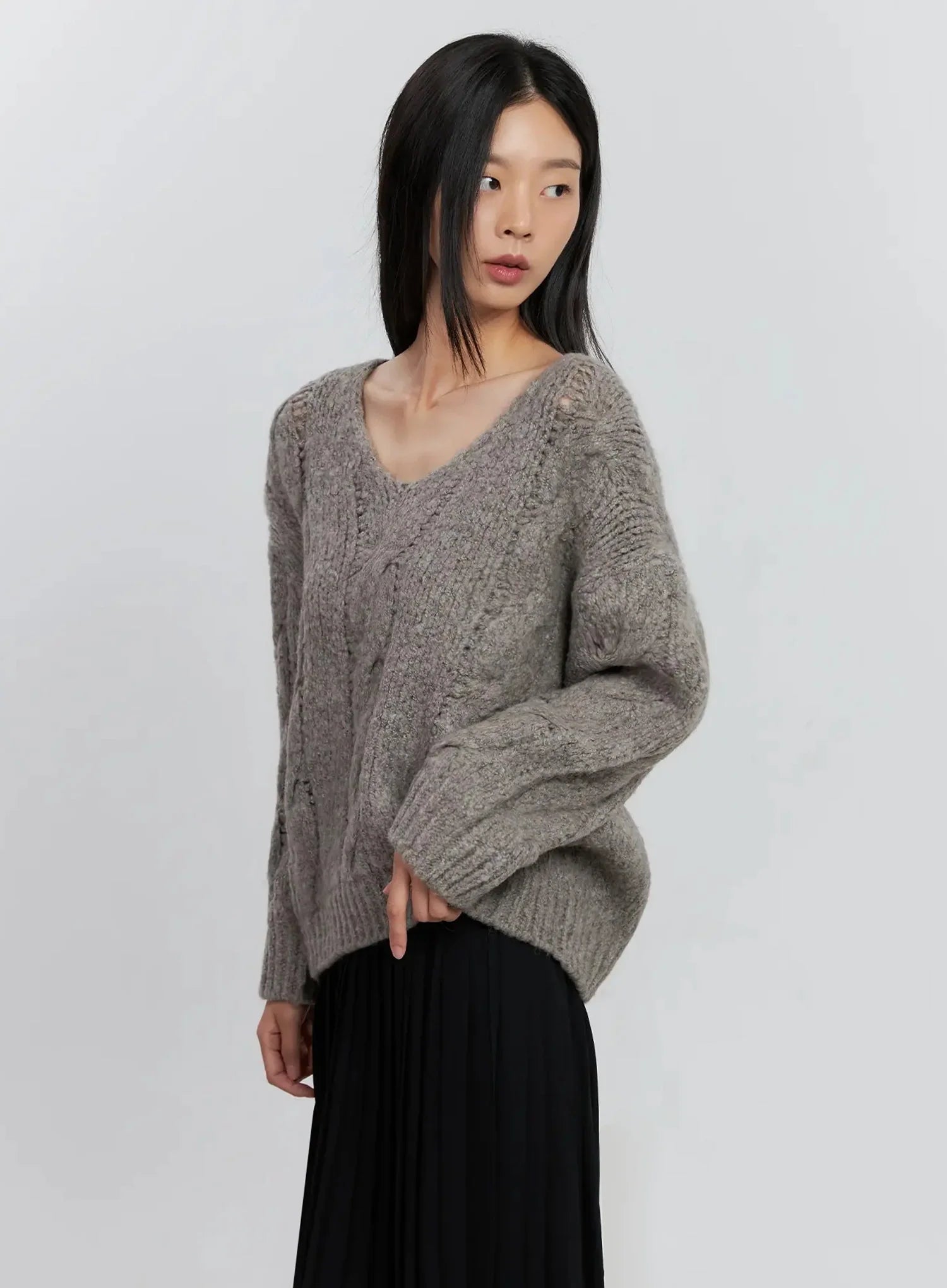 cable-knit-v-neck-sweater-is516