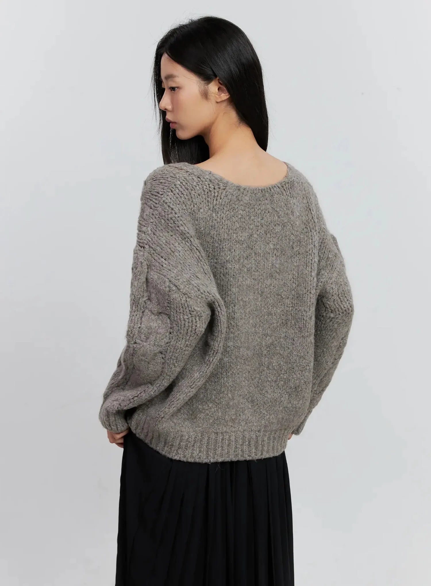 cable-knit-v-neck-sweater-is516