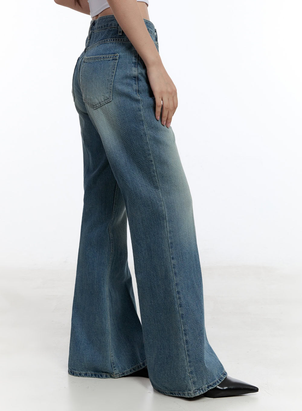 aliya-washed-bootcut-jeans-iu503