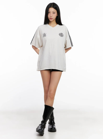 Relaxed-Fit V-Neck Graphic T-Shirt IG508