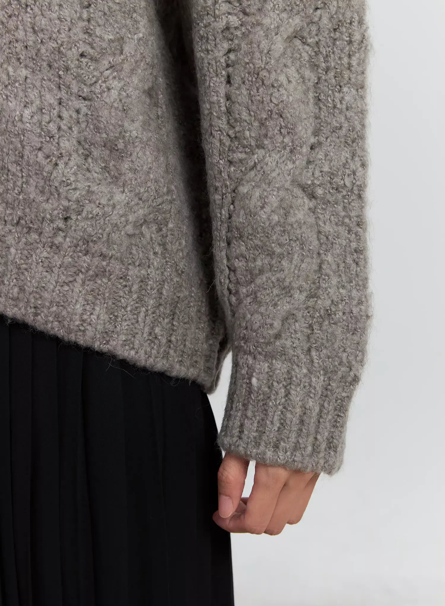 cable-knit-v-neck-sweater-is516