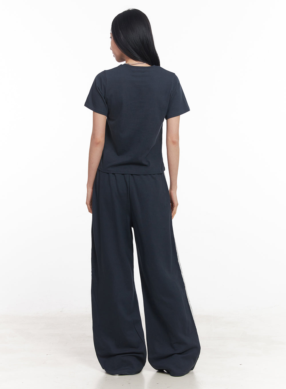 lace-embroidered-84-graphic-tee-iy516