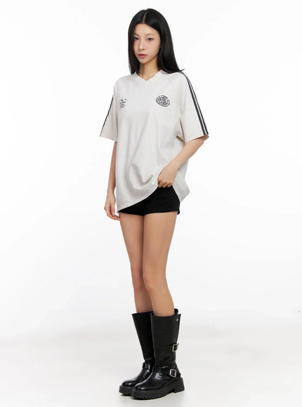 Relaxed-Fit V-Neck Graphic T-Shirt IG508