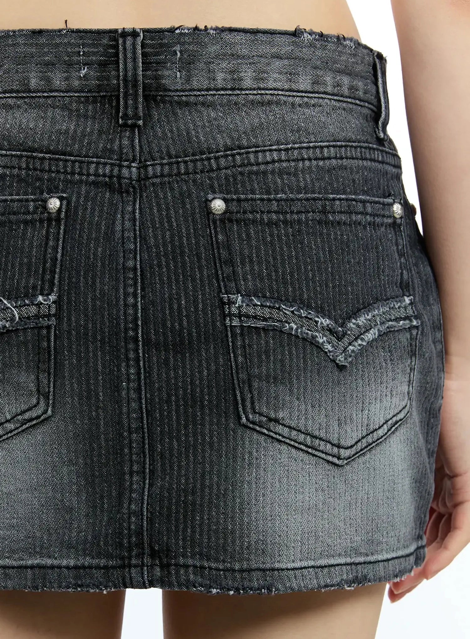 washed-low-rise-denim-mini-skirt-iu525