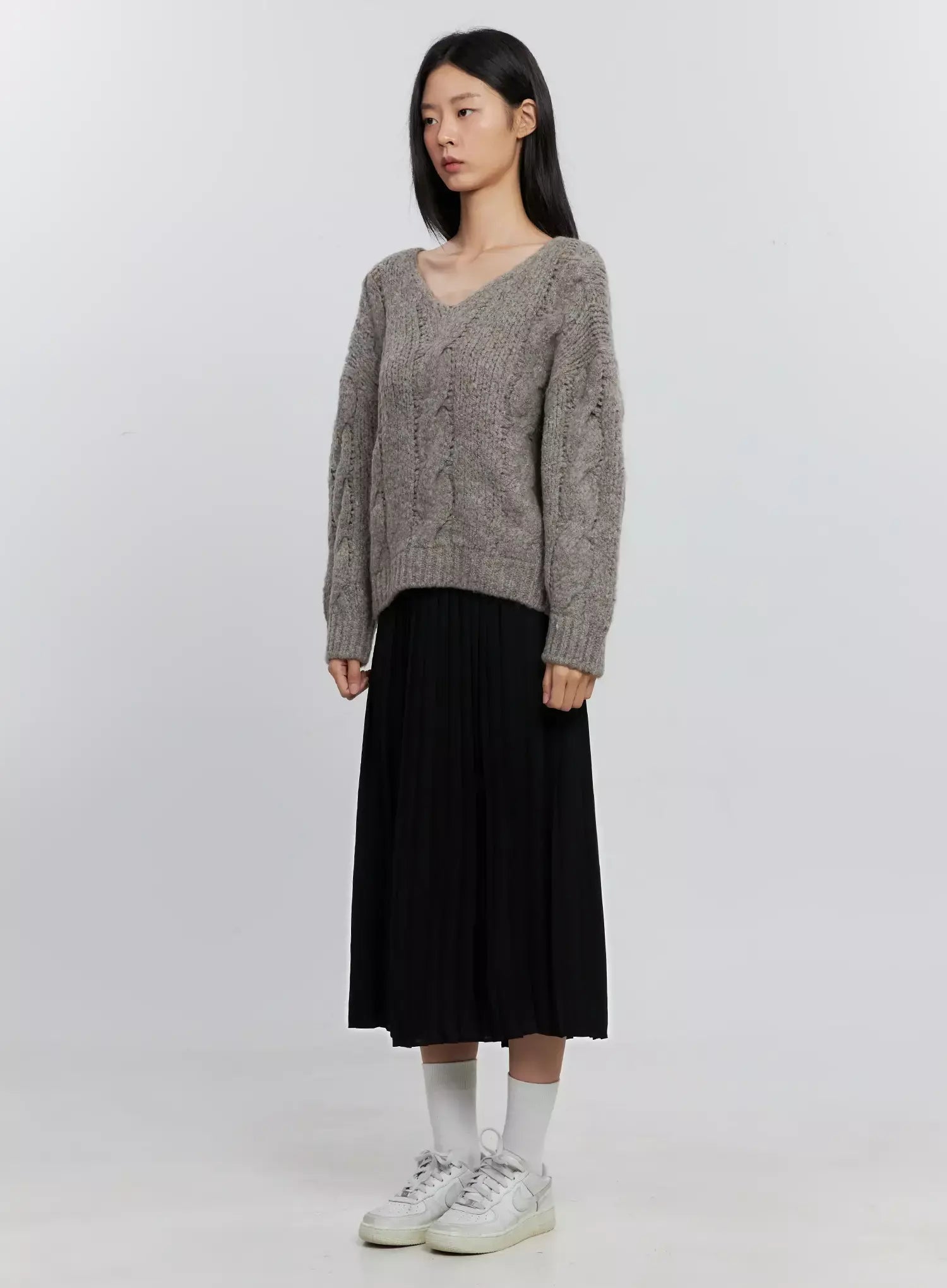cable-knit-v-neck-sweater-is516
