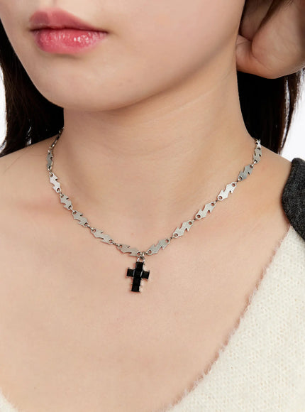 edgy-cross-pendant-necklace-in528