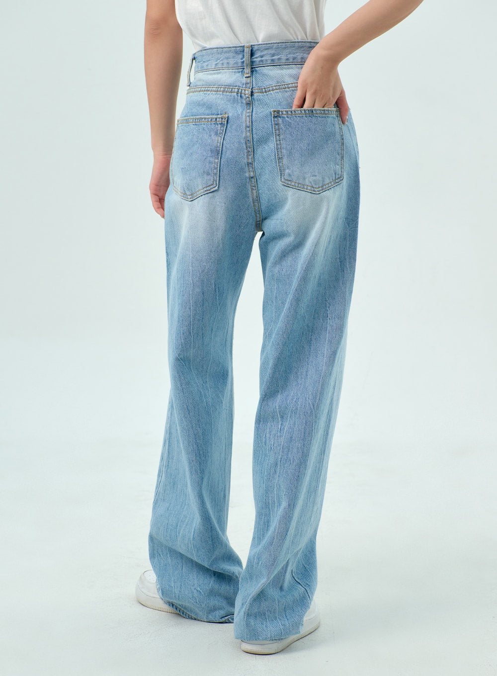 wide-light-wash-jeans-by322