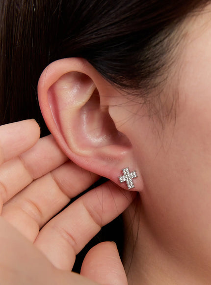 classic-cross-stud-earrings-in528