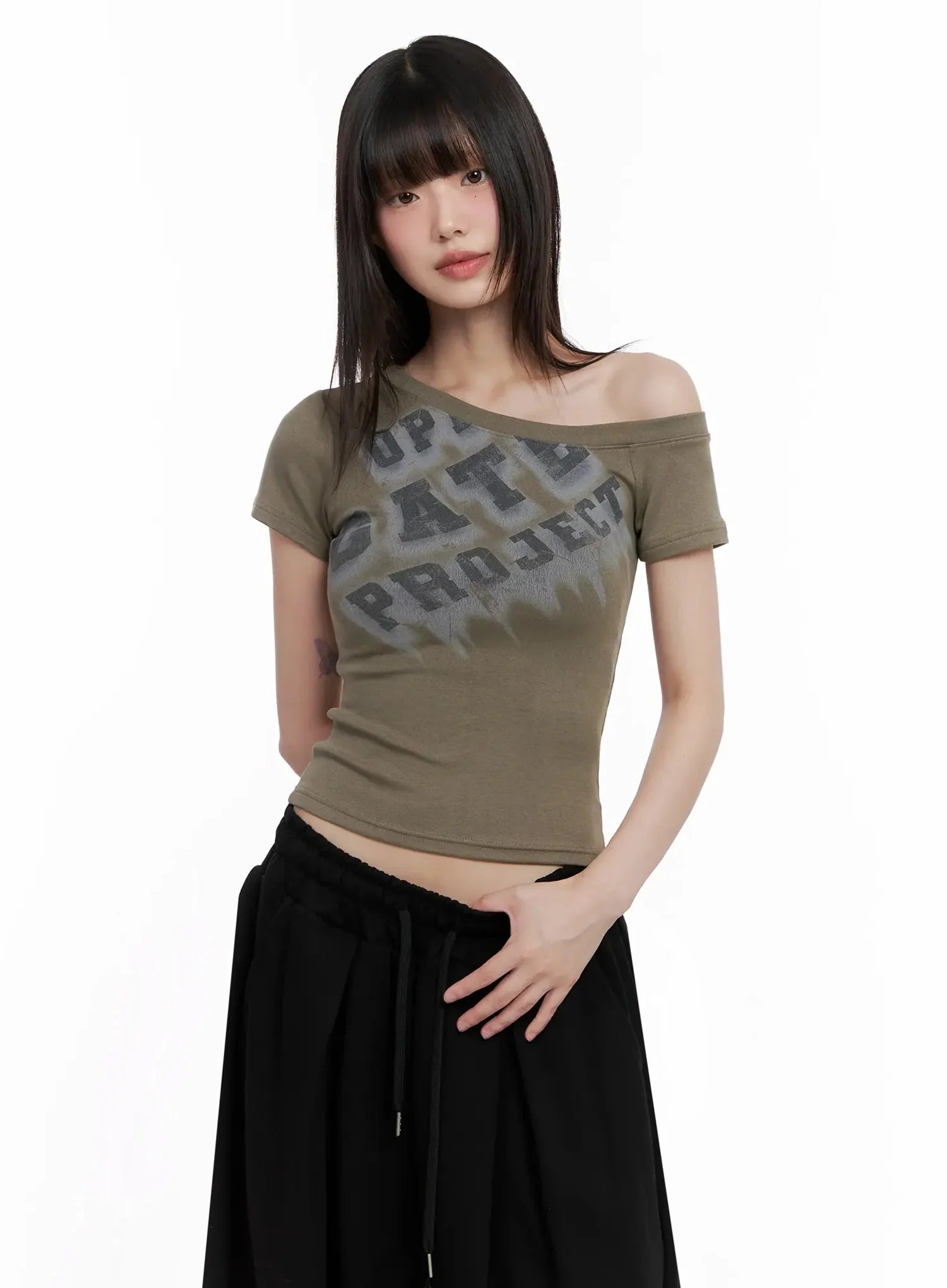 asymmetric-off-shoulder-graphic-top-il528