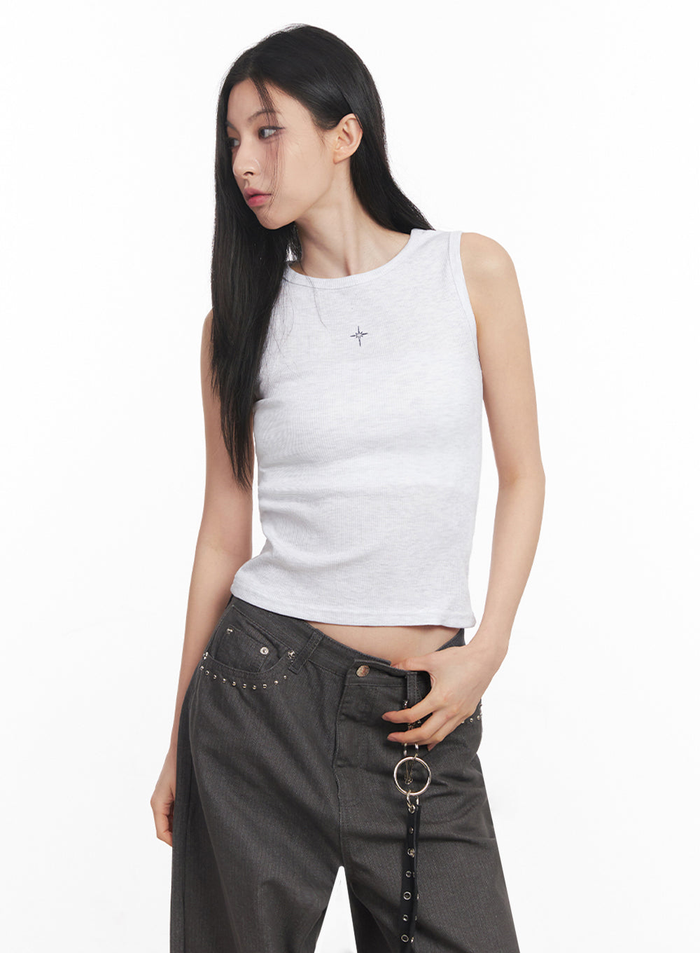 slim-fit-sleeveless-star-graphic-top-iy516