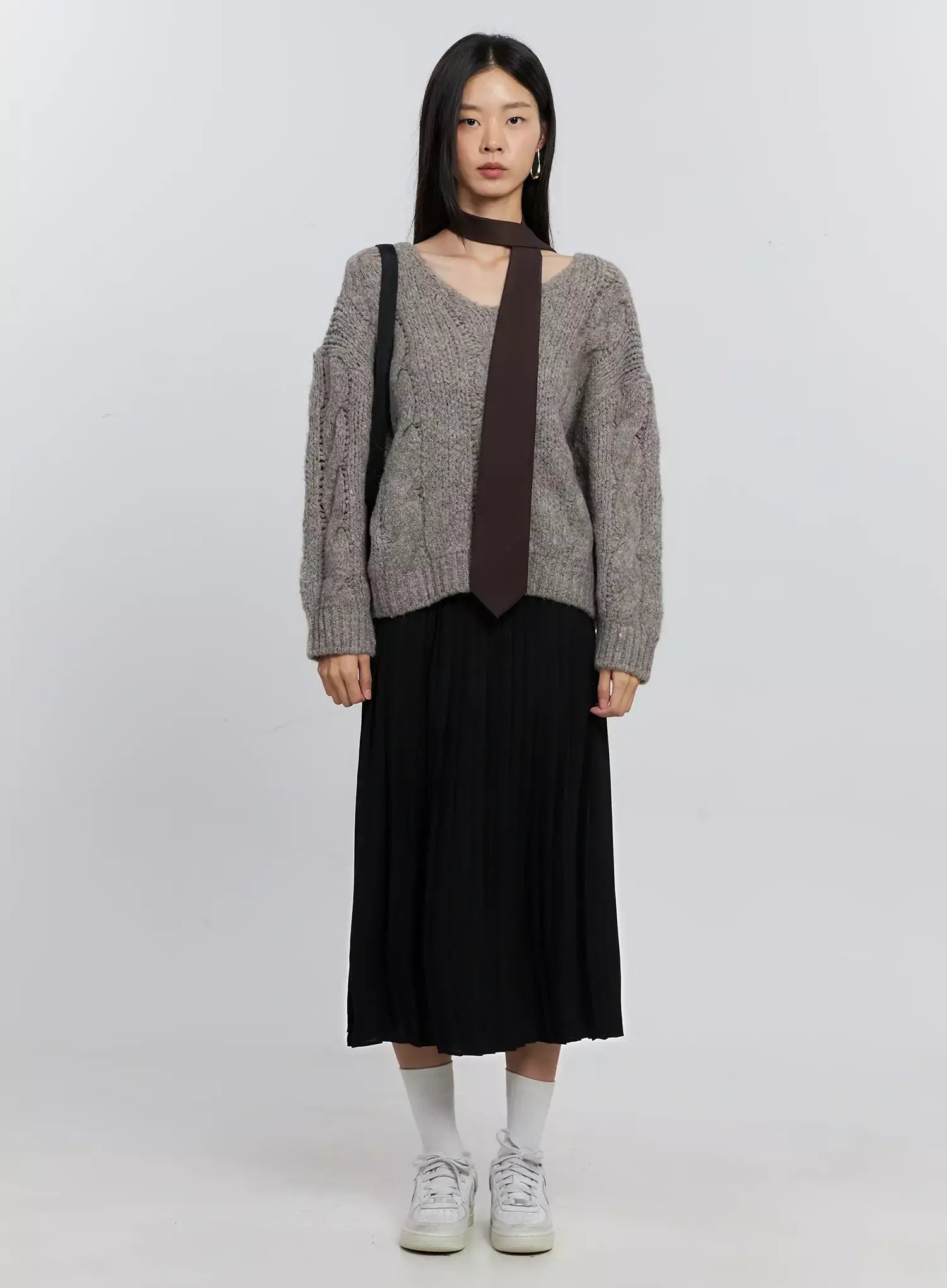 cable-knit-v-neck-sweater-is516 / Dark beige