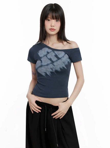 asymmetric-off-shoulder-graphic-top-il528 / Dark blue