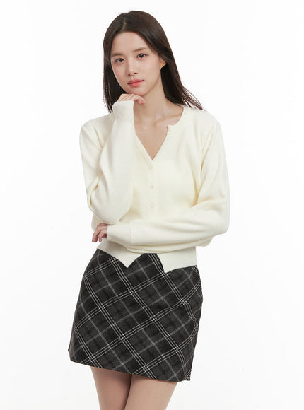 cozy-v-neck-buttoned-crop-cardigan-ij510 / Light beige