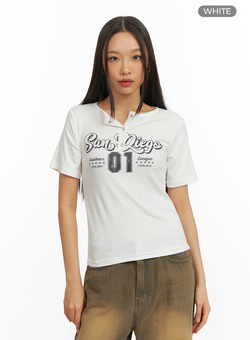 graphic-buttoned-top-iy422 / White