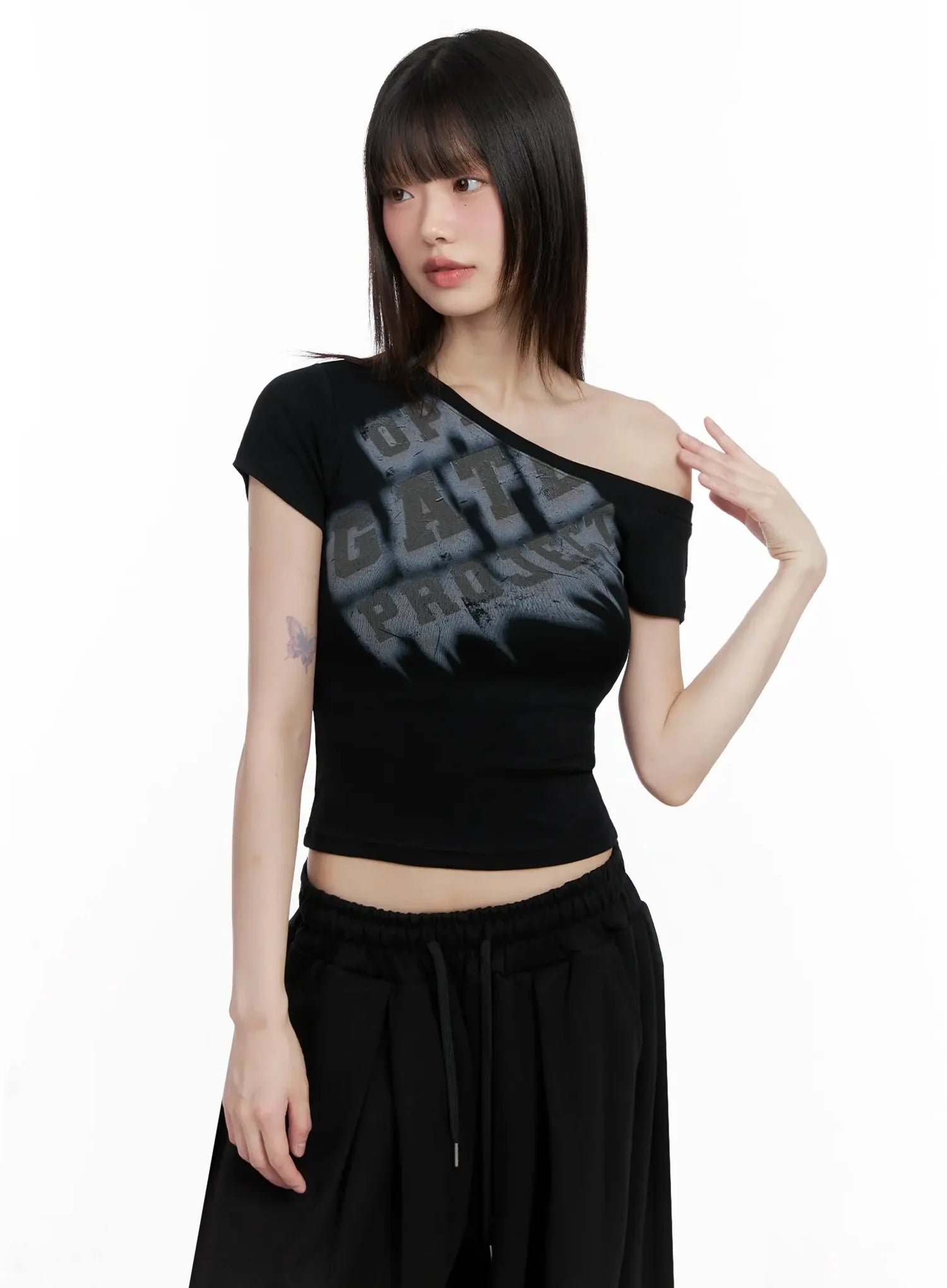 asymmetric-off-shoulder-graphic-top-il528 / Black