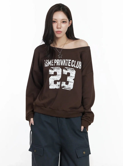 wide-neck-numeral-graphic-sweatshirt-ij528 / Brown