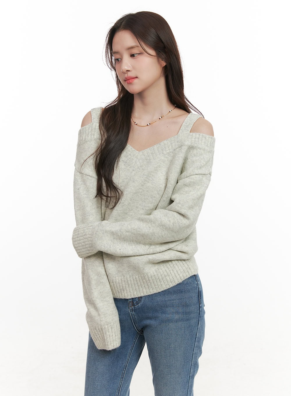 off-shoulder-v-neck-sweater-with-straps-cj515 / Light gray